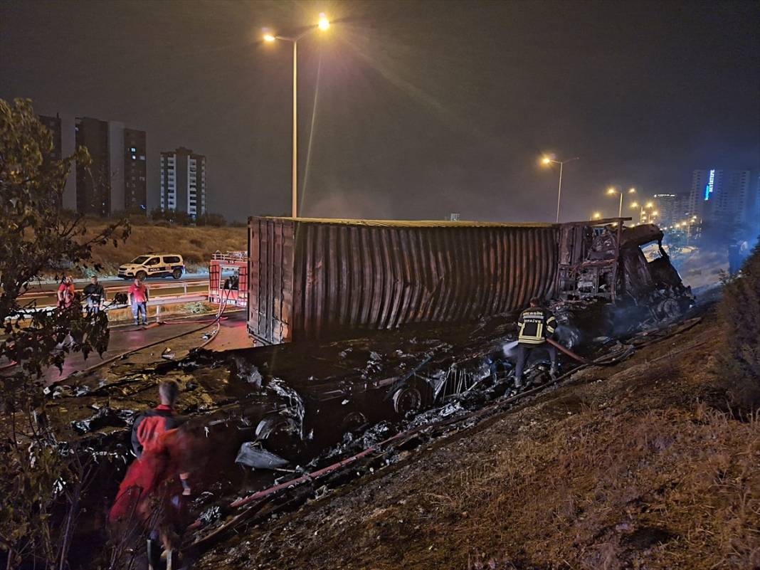 Çarpışan TIR’larda patlama oldu, yangın çıktı: 1 ölü, 1 yaralı 7